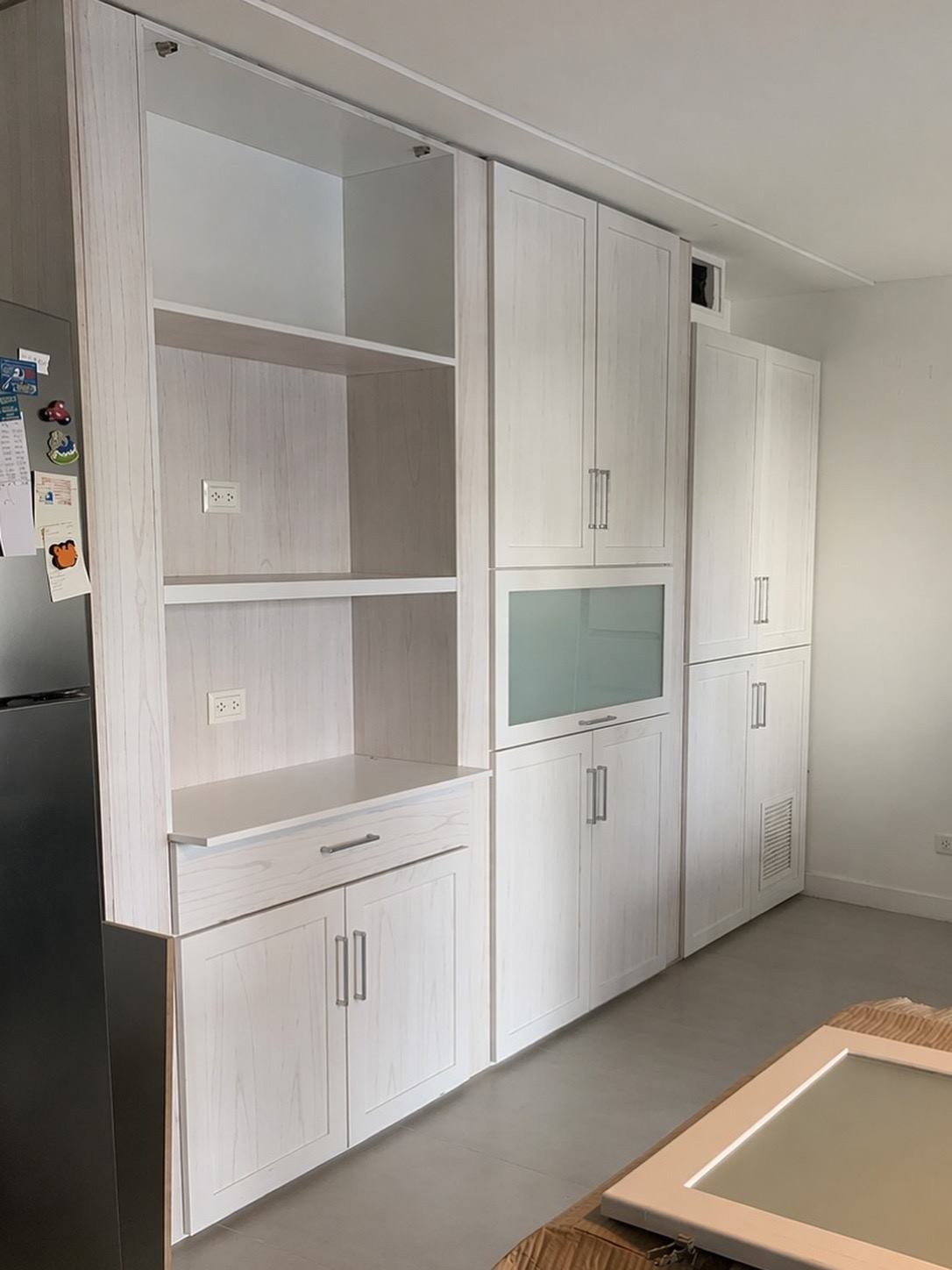 Mueble alacena blanco con vitrina y estantes abiertos