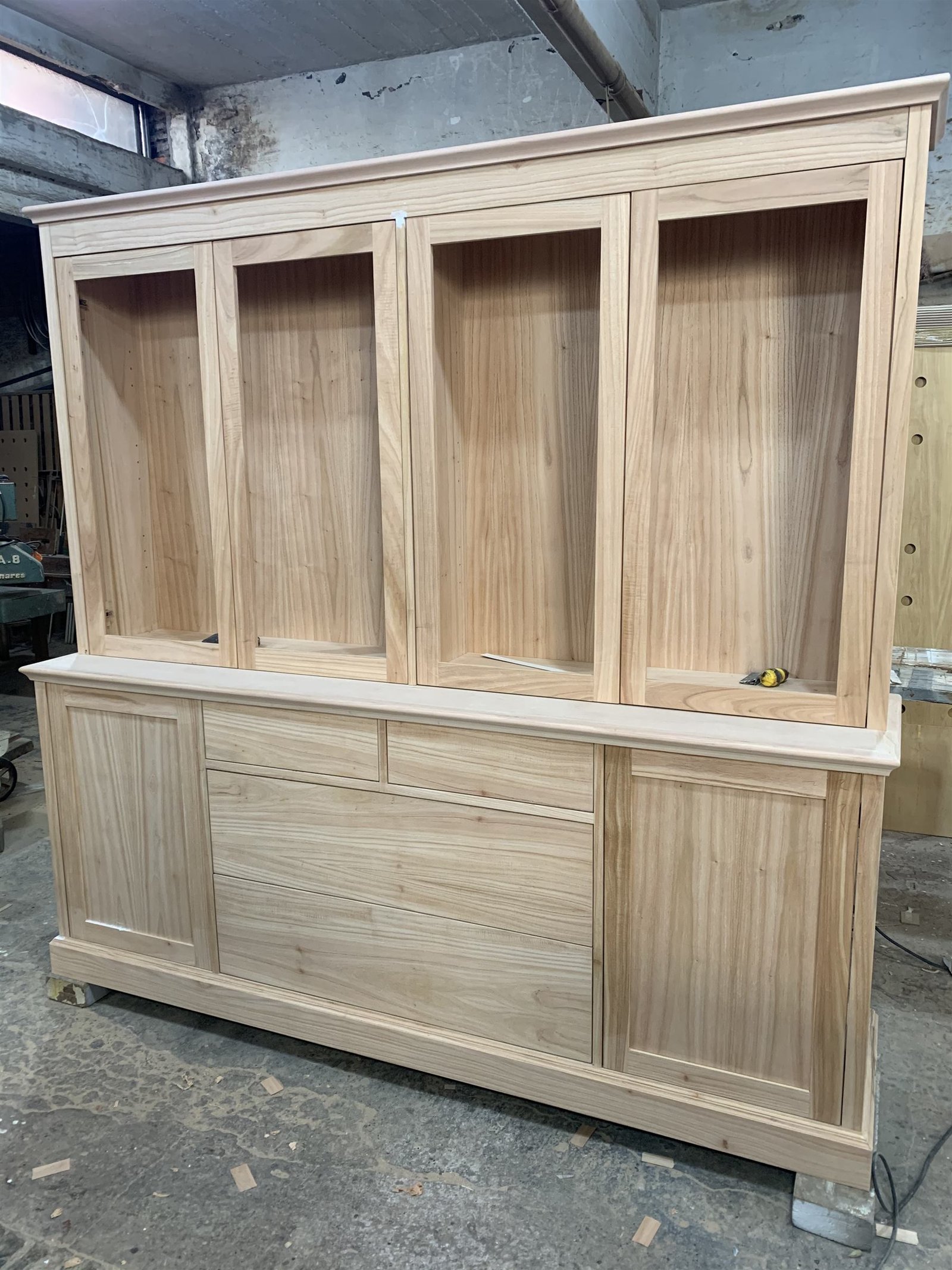 Aparador de madera maciza en proceso de terminación en el taller de Trama Carpintería