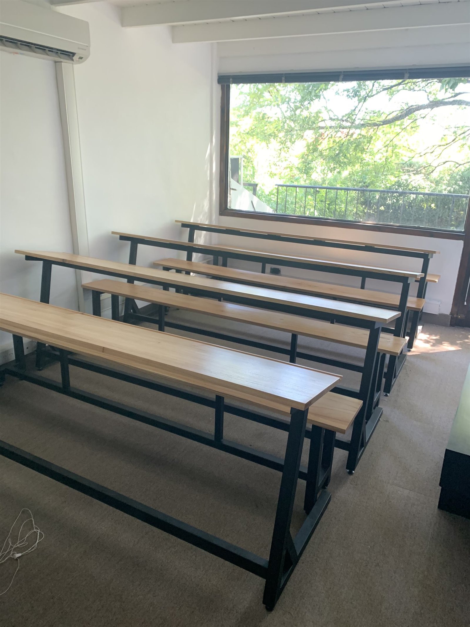 Bancos y mesas de madera para uso institucional