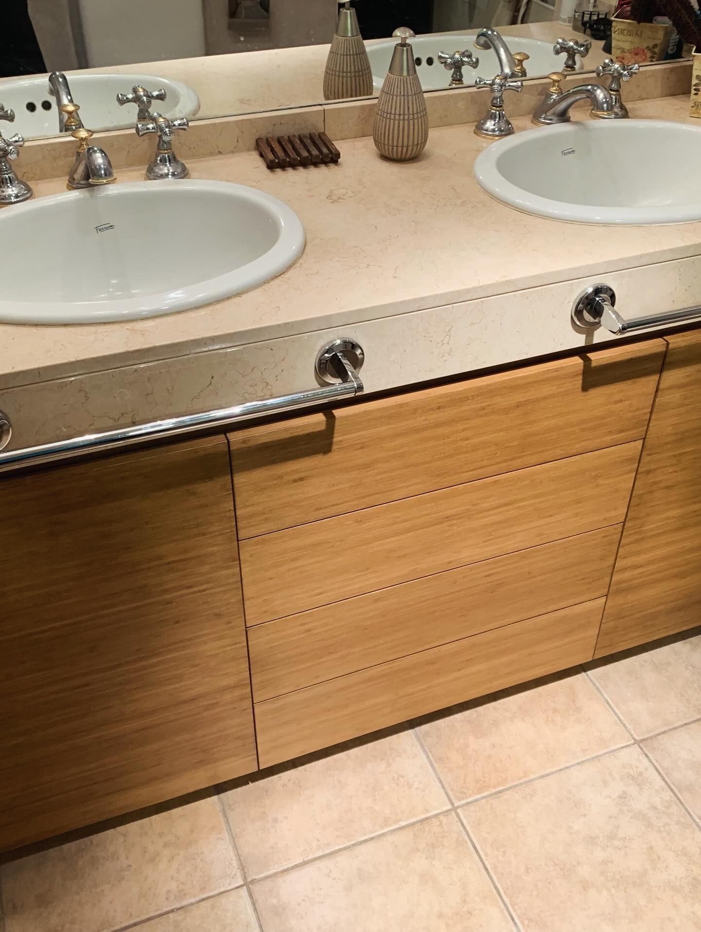 Detalle de cajonera en bambú y grifería de baño