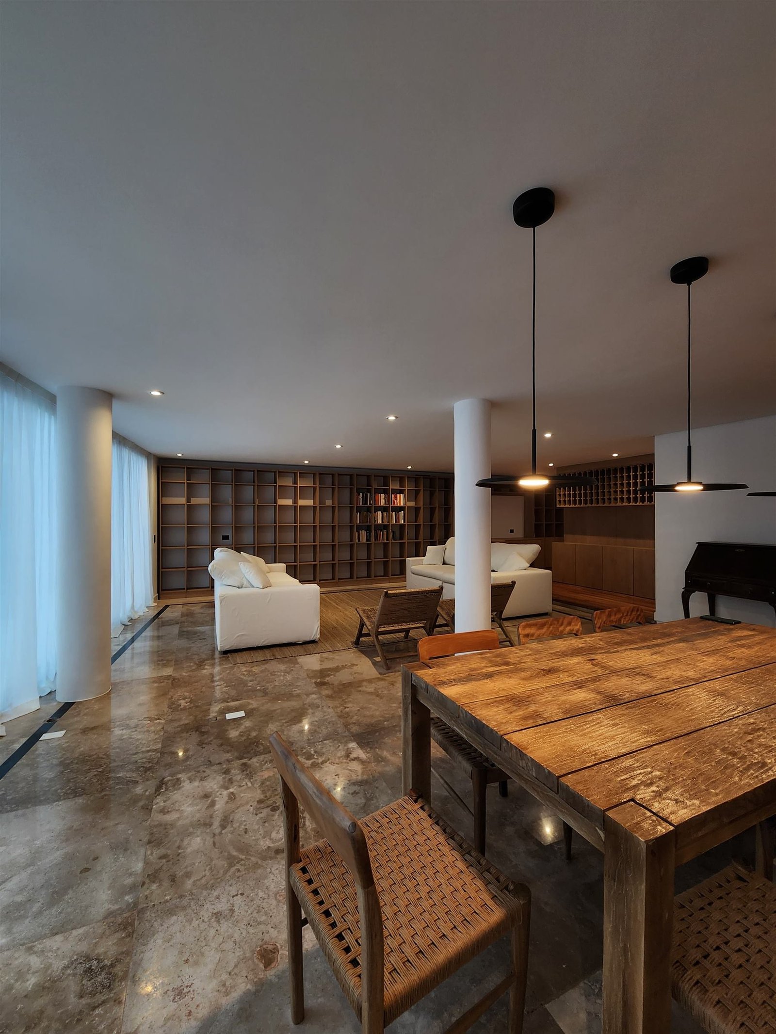 Cocina y lavadero con muebles de madera y mesada continua