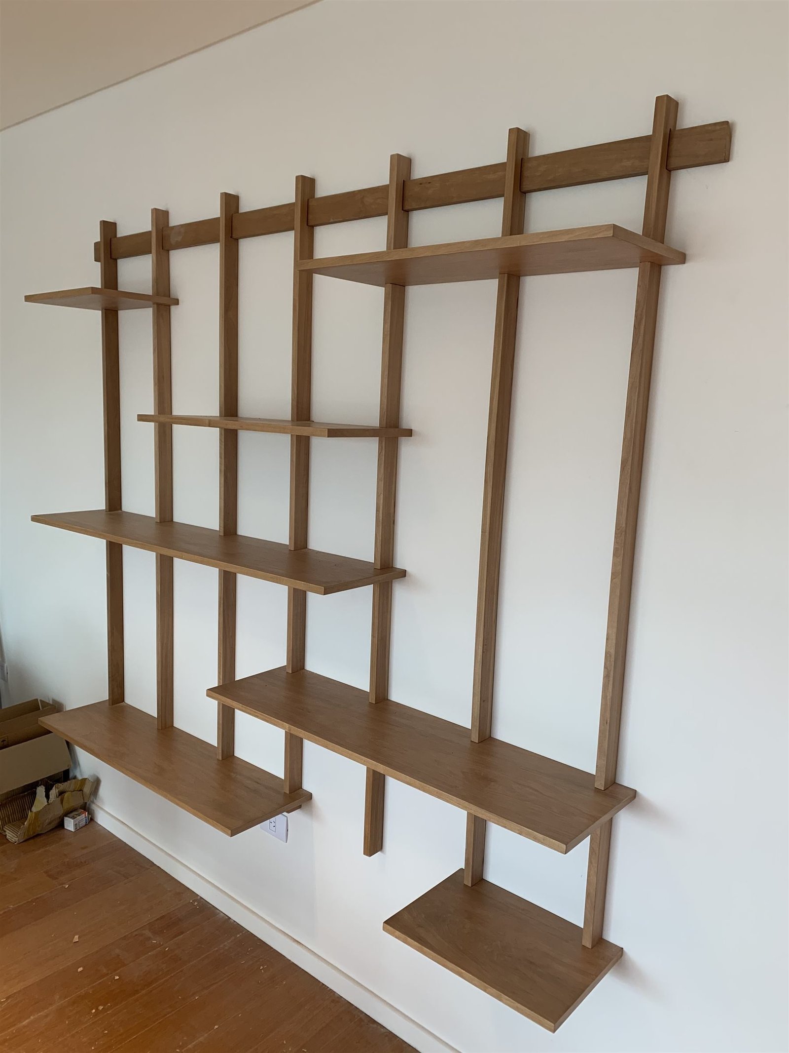 Estantería modular de pared en madera con escritorio integrado