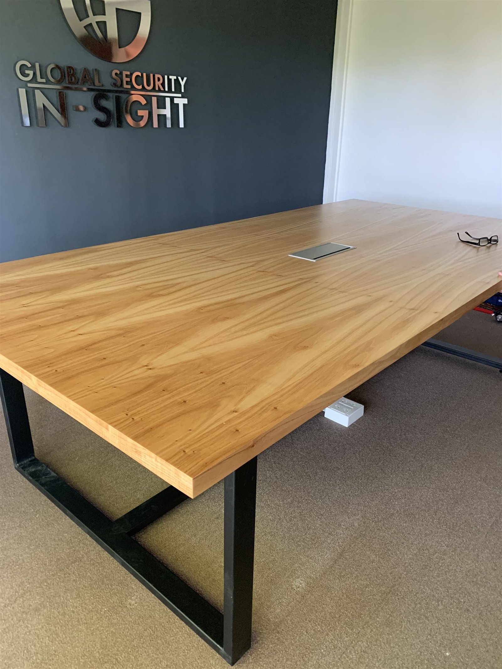 Mesa de reuniones de madera maciza con estructura metálica