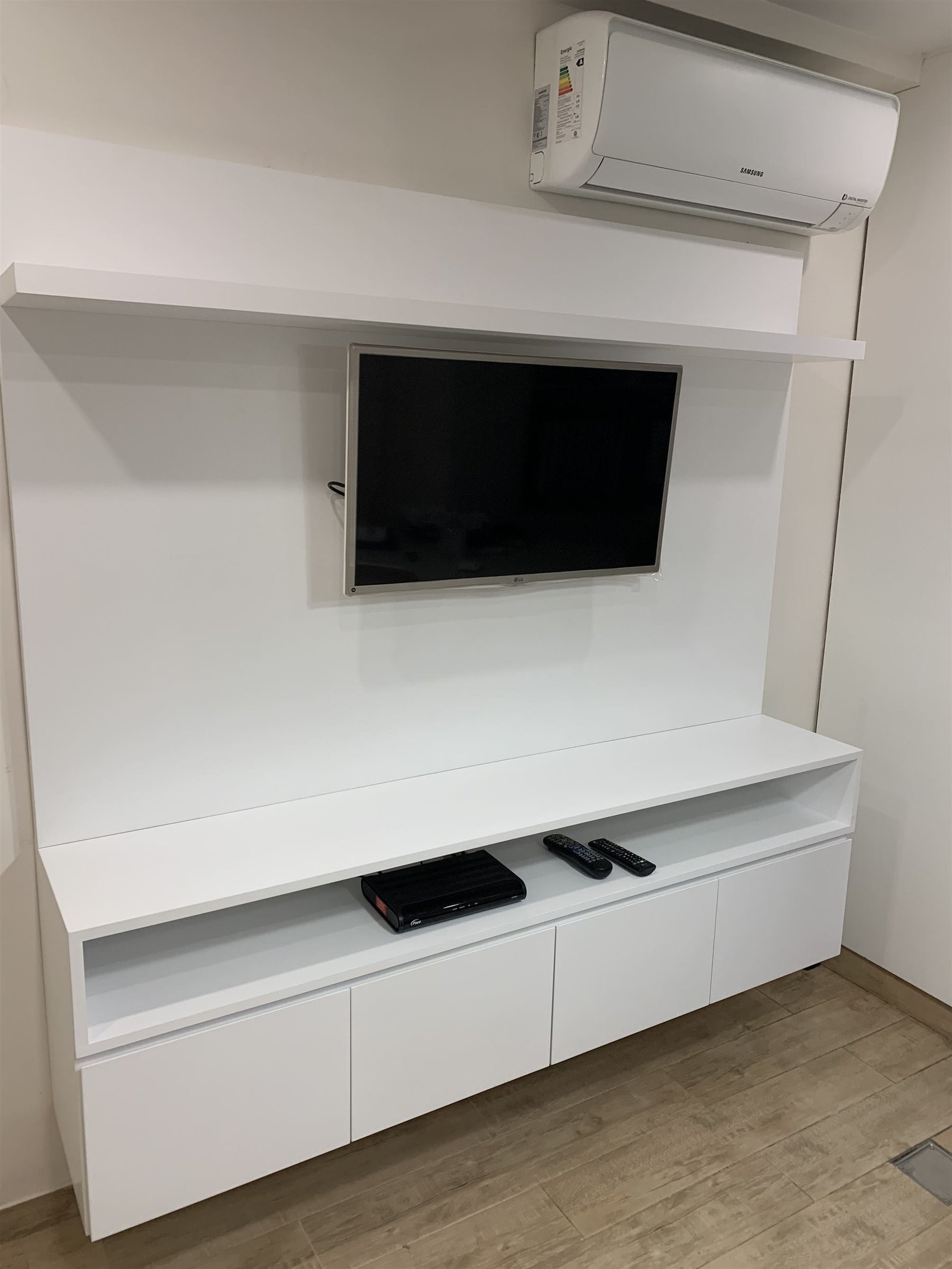 Mueble de TV blanco suspendido en living