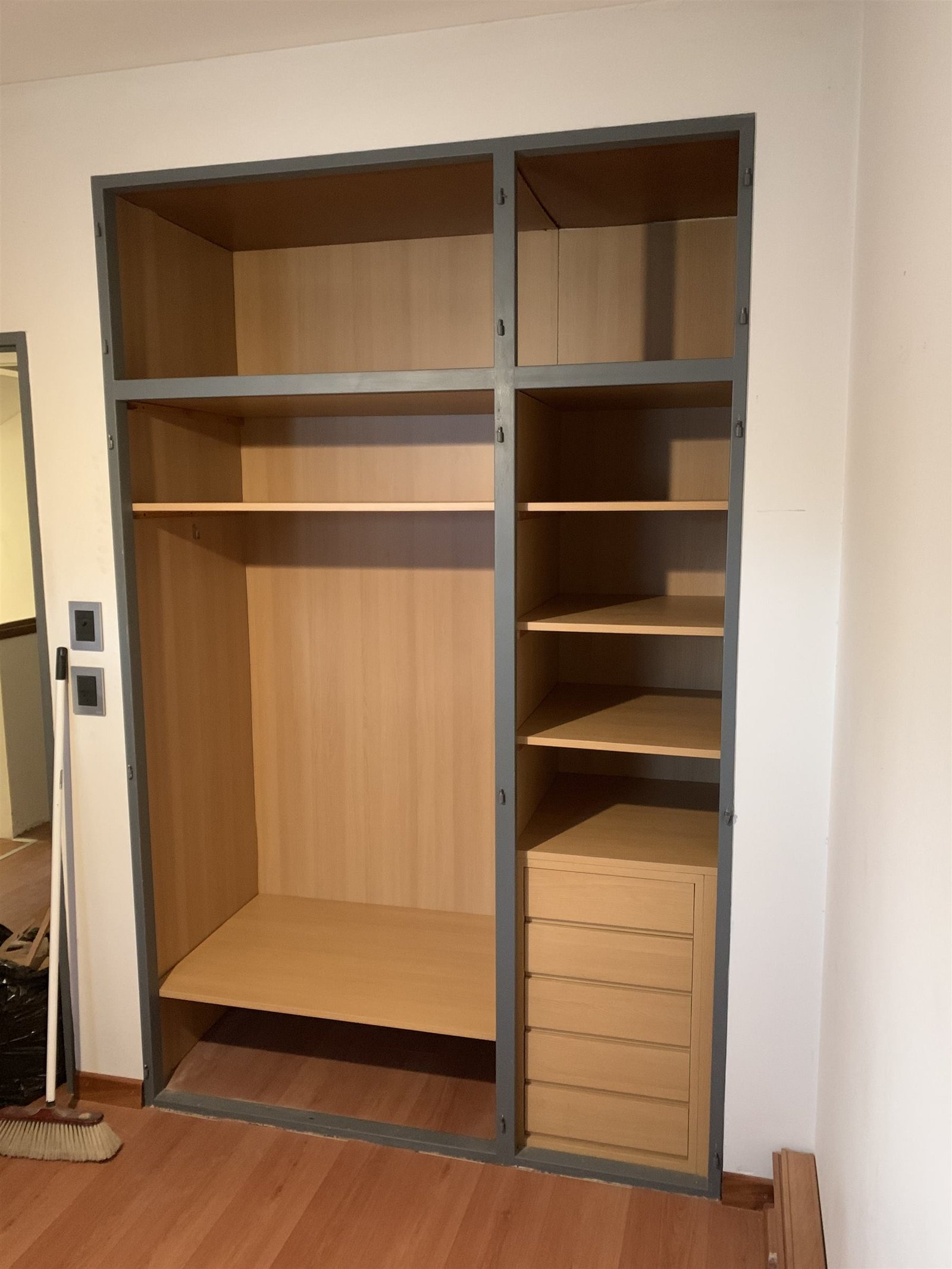 Vestidor con estructura de placard a medida, estantes y cajonera