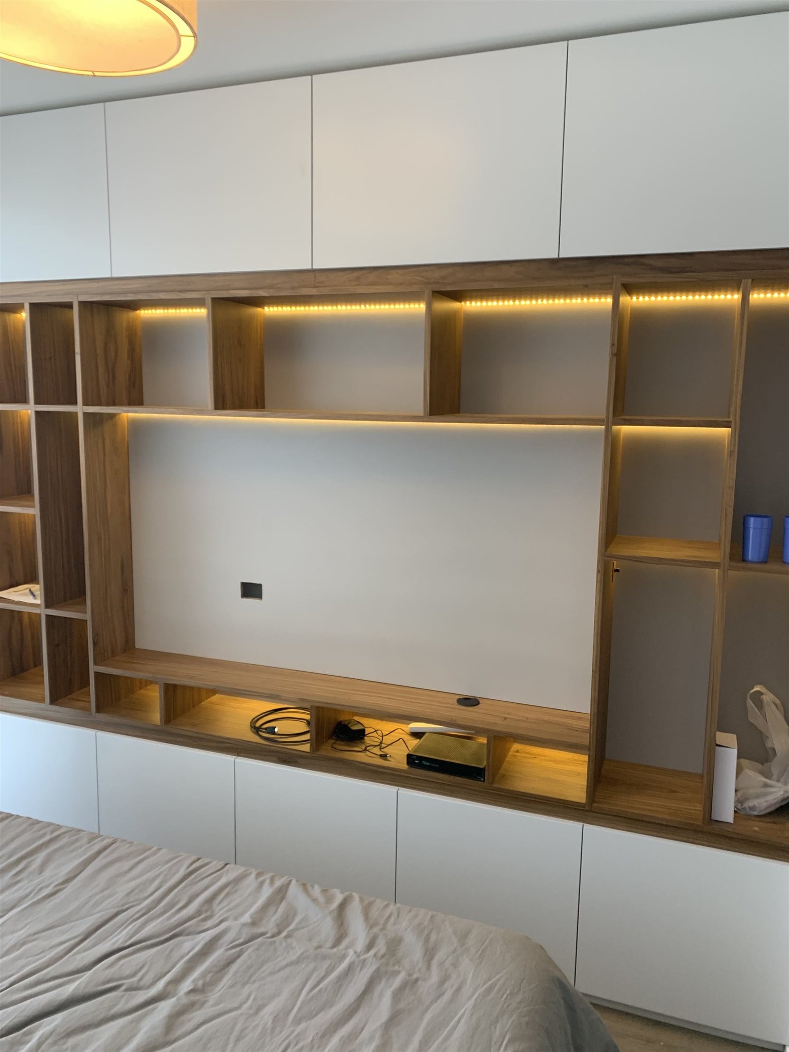 Panel de TV en dormitorio con luz LED integrada