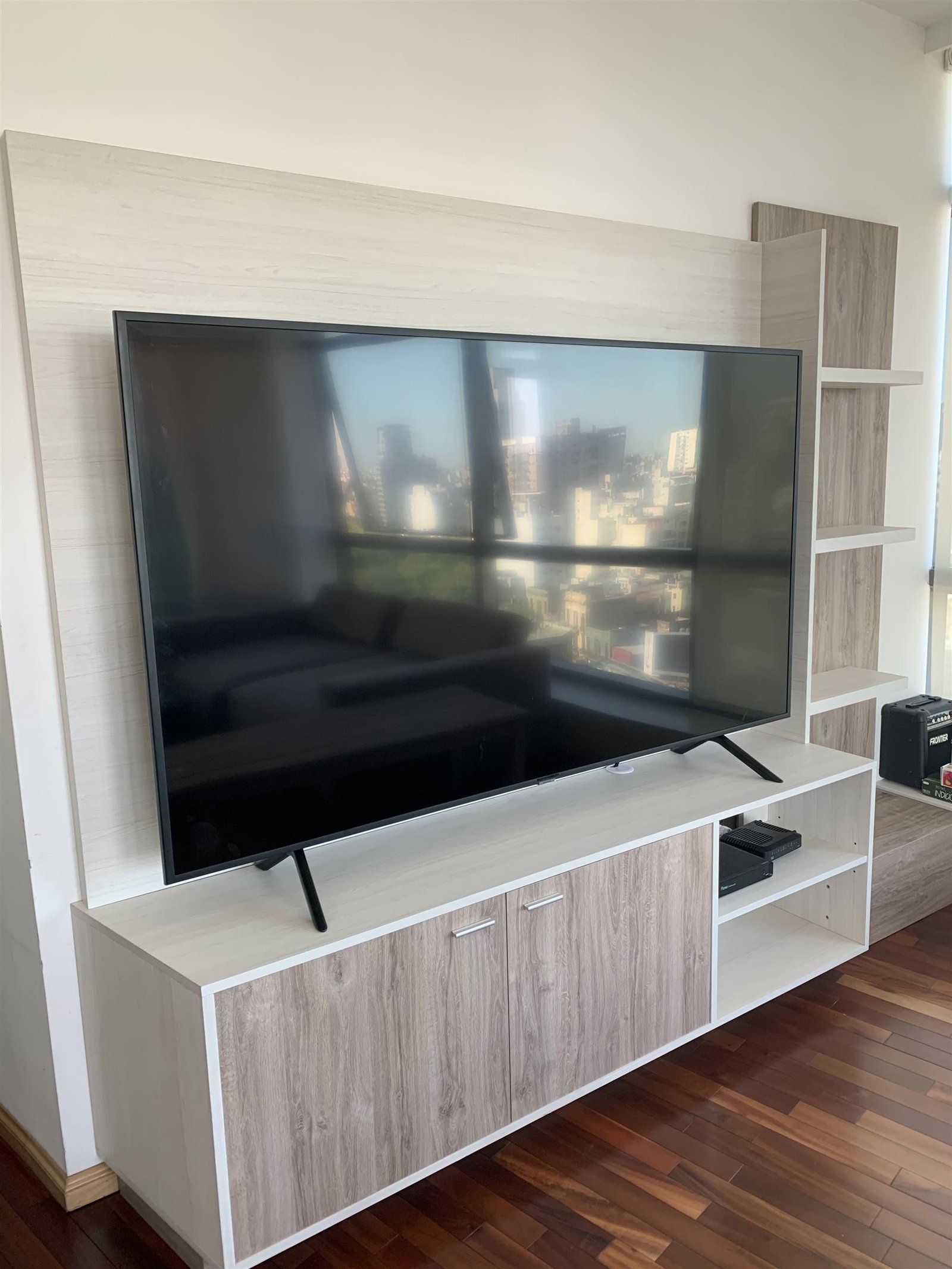 Rack de TV en roble claro con estante lateral